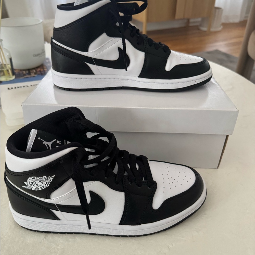 Jordan Air 1 Mid in White and Black